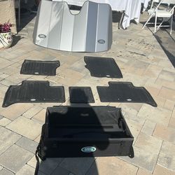 2018 Land Rover Discovery – OEM Floor Mats + Cargo Organizer + Sunshade (All Never Used)