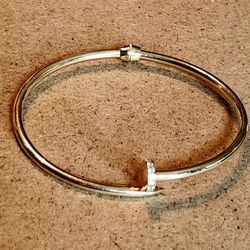 Womans Beautiful Juste Un Clou Bracelet Nail