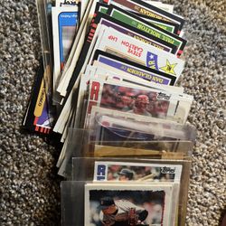 Baseball Cards Guaranteed 2-5$ In Value 