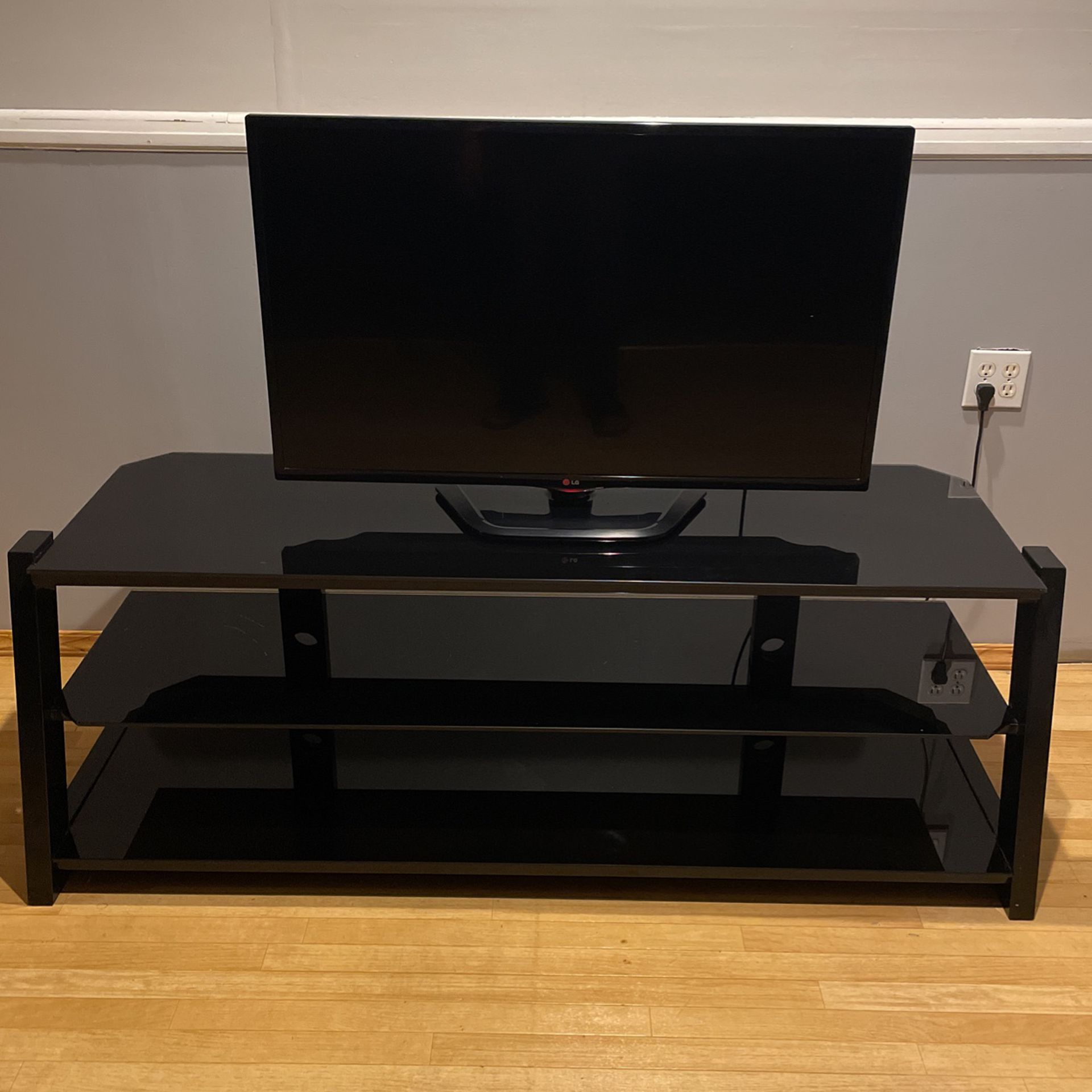 LG TV  Not A Smart   Tv With Stand