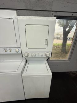 Whirlpool Washer and Dryer Stackable “24 ( Lavadora Y Secadora )
