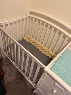 ✨ LIKE NEW – Convertible Baby Crib + Mattress Included! ✨