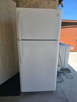 Kenmore Top-Freezer Refrigerator White