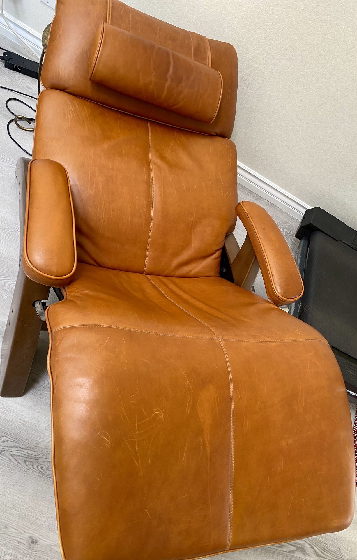 BEAUTIFUL Human Touch Perfect Chair PC 095 Power Recliner