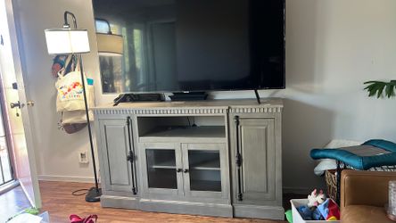 Tv stand / entertainment center/ mueble para tv