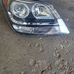 2009 Kia Borrego Headlight 