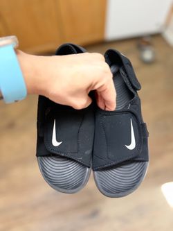 Nike sandals 5y