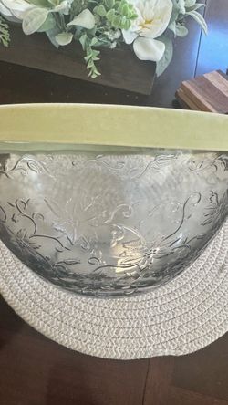 Princess House salad bowl with lid