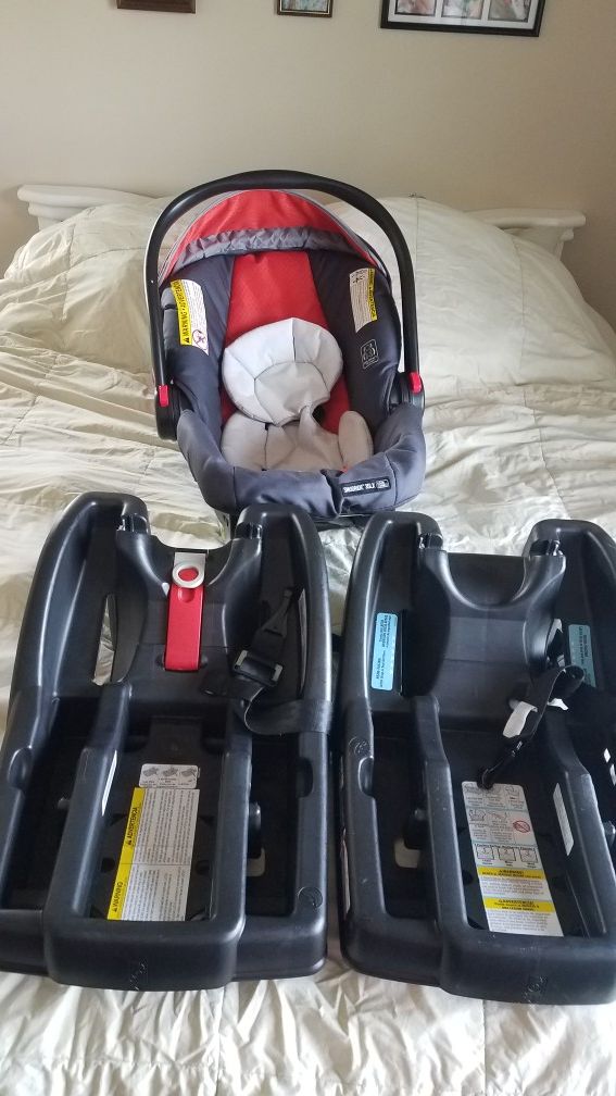 *Graco Snugride 35L Click Connect Car Seat w/ 2 bases*