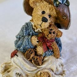 Boyds Bears & Friends THE BEARSTONE COLLECTION®

"A hug is a great gift -one size fits all."

