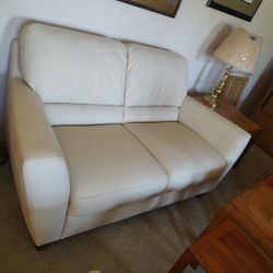 Leader Couch  Very Excellent Condition Clean No Stains 