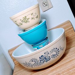 Vintage ( 1940's & 1970's ) Pyrex Nesting bowls.Y