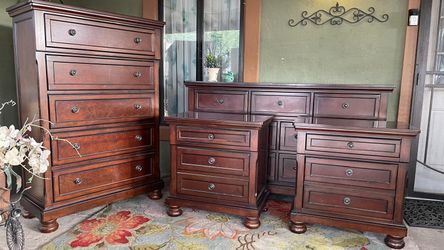 Gorgeous  Aslhey  Porter furniture set