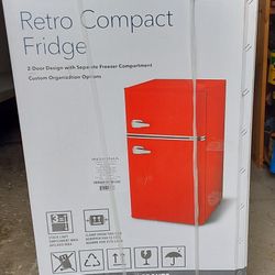 NIB...INSIGNIA 3.1cu ft  MINI FRIDGE/FREEZER