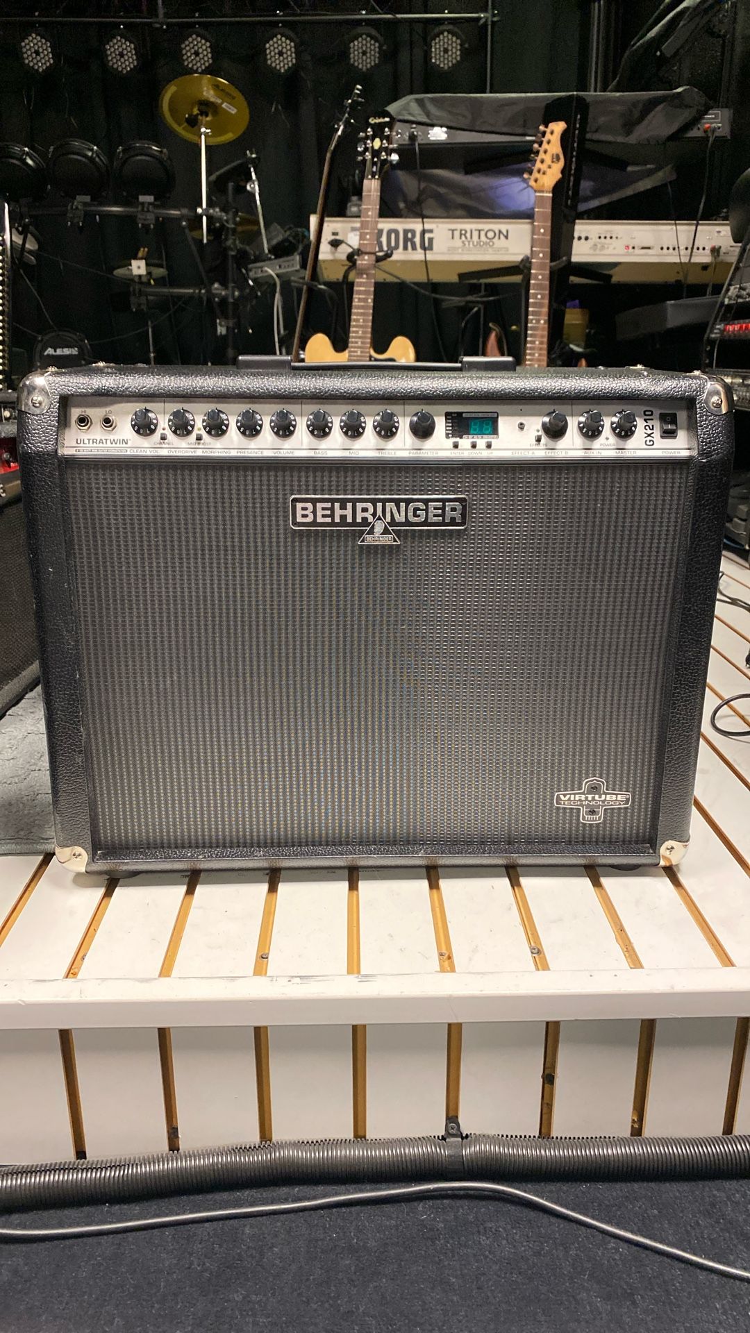 Behringer Gx 210 UltraTwin Guitar Amp
