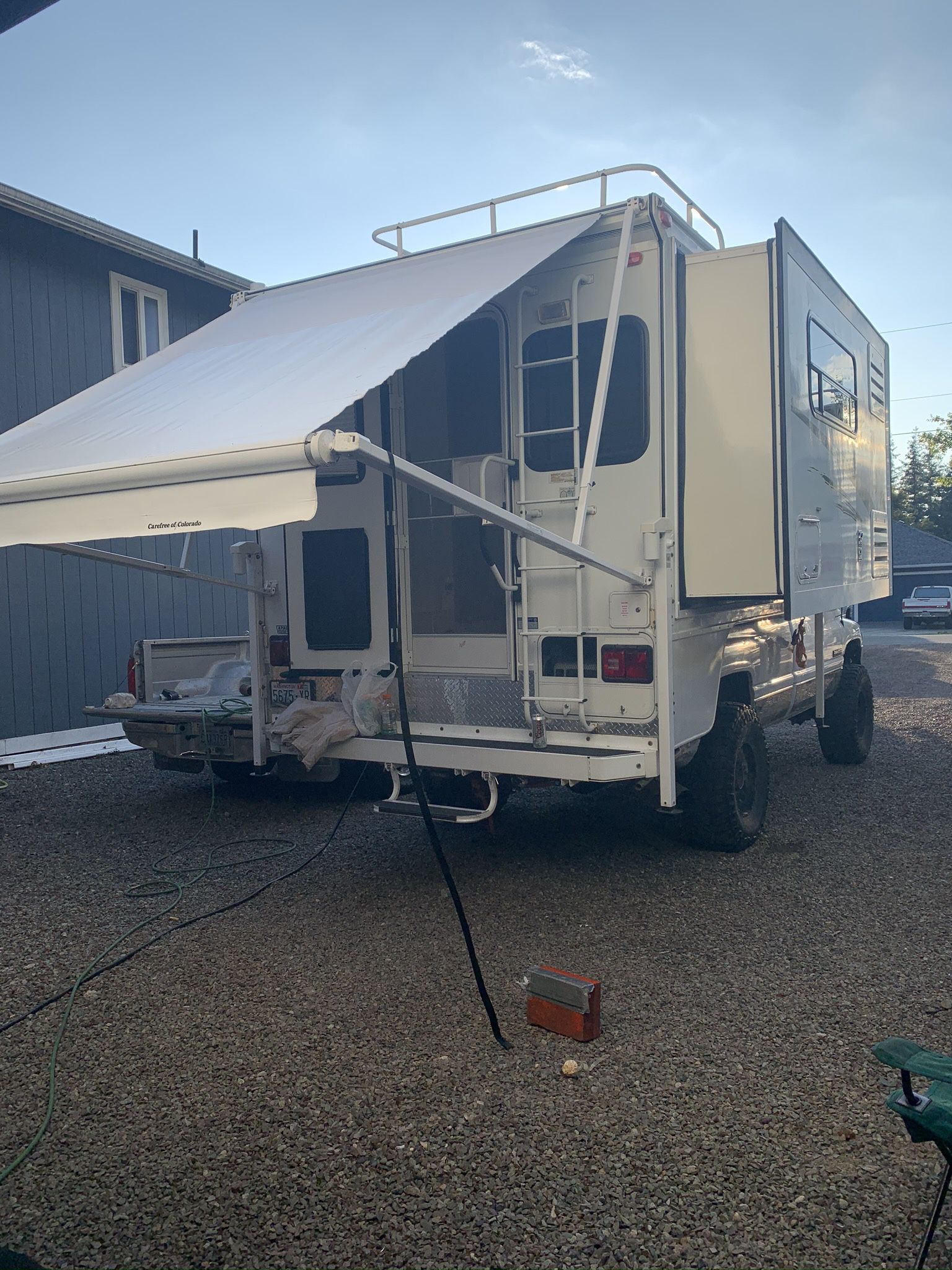 arctic fox 990  truck camper