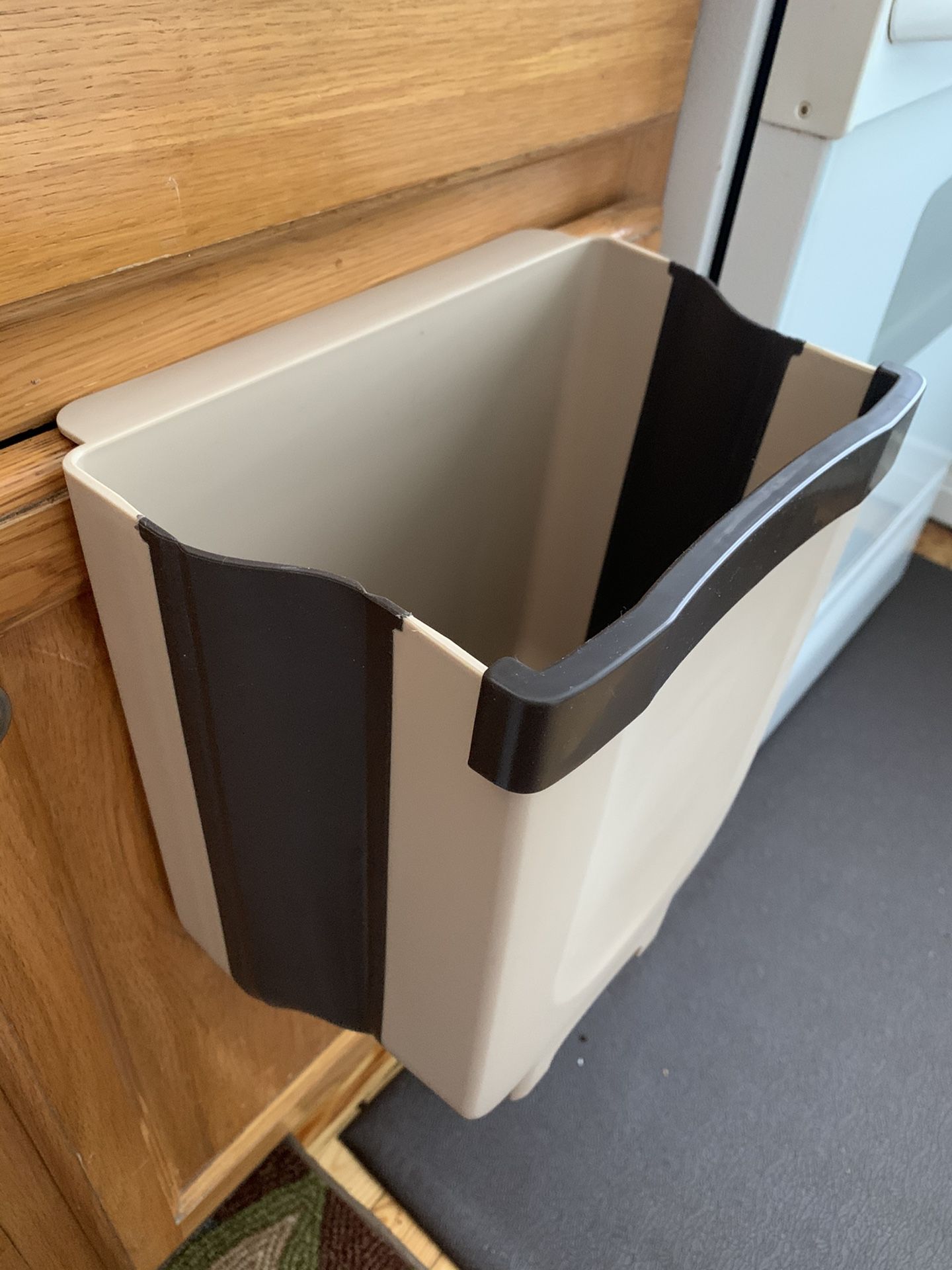 2.4 G Hanging Trash Can for Kitchen Cabinet Door, Small Collapsible Foldable Waste Bins