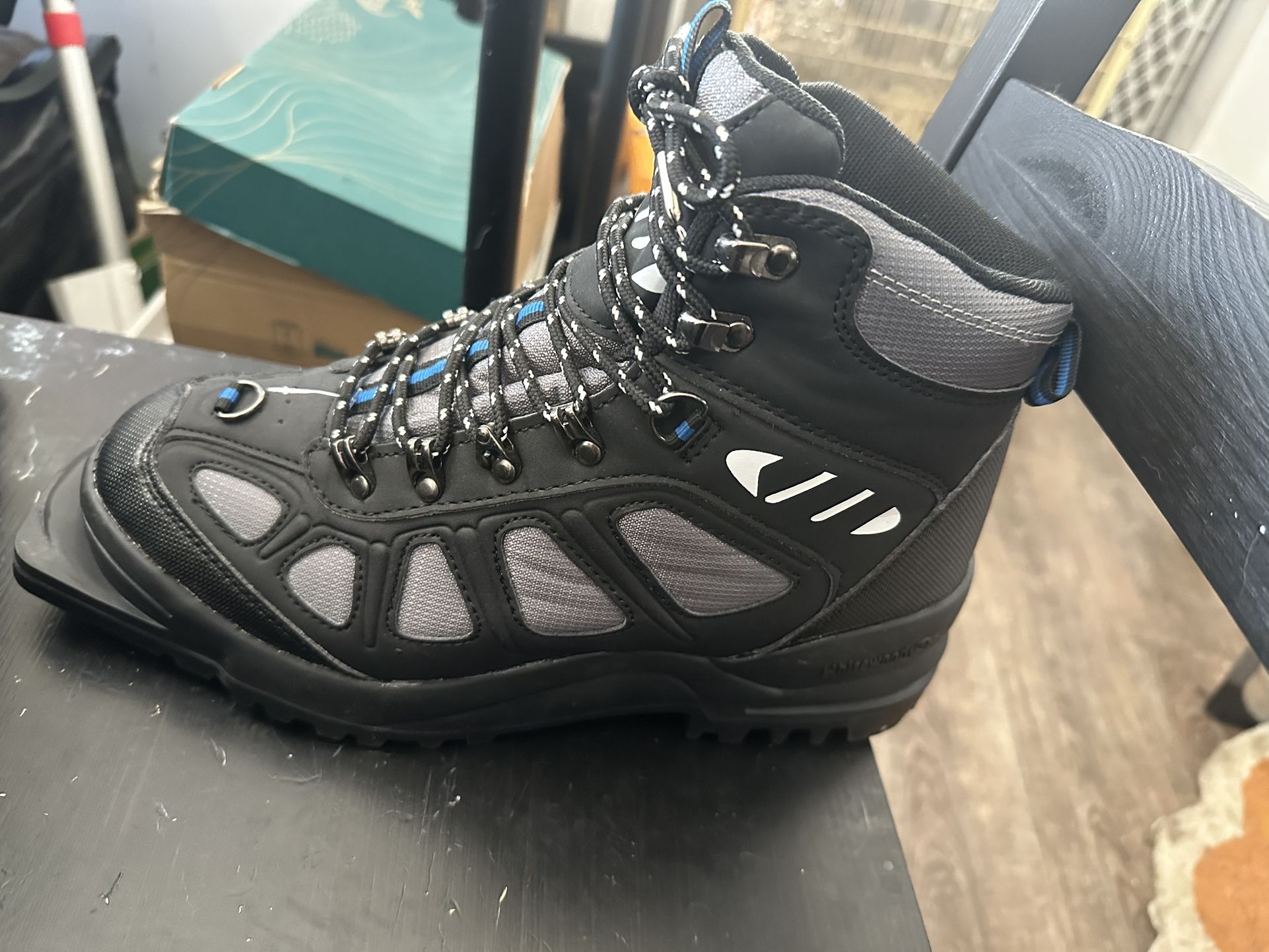 Brand New Men’s Size 42 Ski Shoes White woods