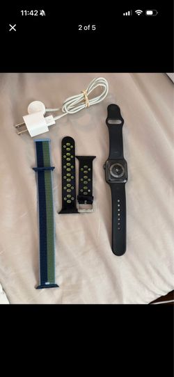 Apple Watch Series 4 (40mm) Bundle -  condition good