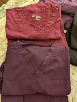Women’s scrubs in size x large. Top n bottom. Included is one black pant