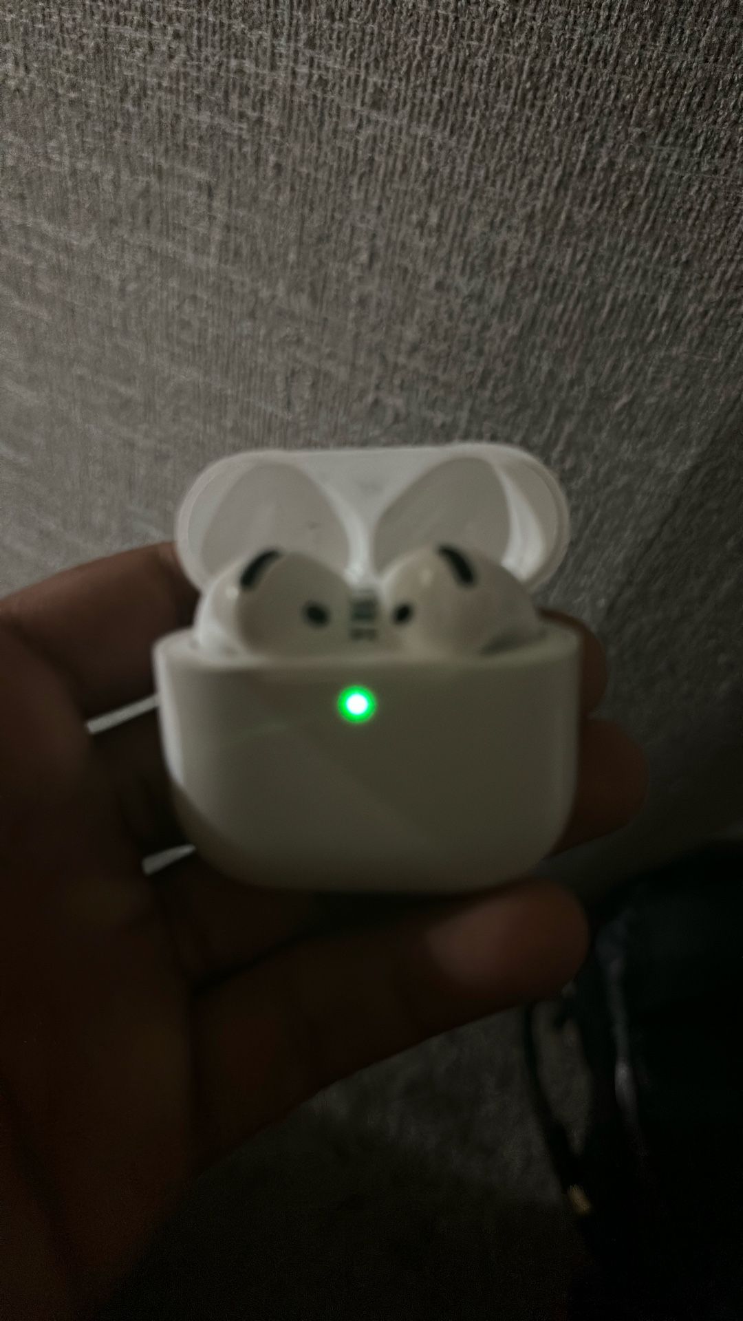 AirPods 4