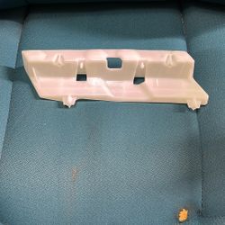 2014-2017 Lexus Bracket, Front Bumper RETANIER