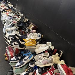 Second-hand store with lots of sneakers, winter clothing and summer clothing all year!