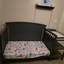 Babybed with changing table and a drawer converts to toddler bed