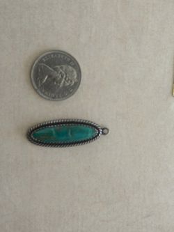 Pendant estering whit green rock