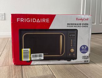 FRIGIDAIRE EMW788RETRO 0.7 cu. ft. Retro Microwave, Black-Gold
