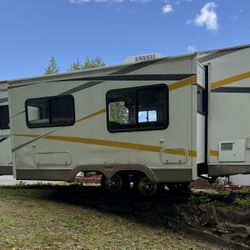 28’ Fleetwood Trailer- 2005