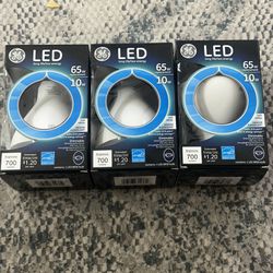 3 GE LED BULBS WITH A 65W LIGHT OUTPUT AND A CHARGE FOR ONLY 10W AND A LIGHT OUTPUT OF 700 LUMENS IN A SOFT WHITE
