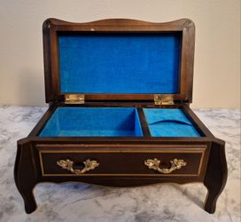 VINTAGE WOODEN MUSIC BOX - BEAUTIFULLY CRAFTED 