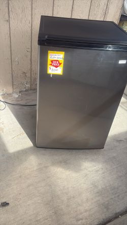 Bonito mini refrigerator enfría muy vien especial para tu oficina o recámara