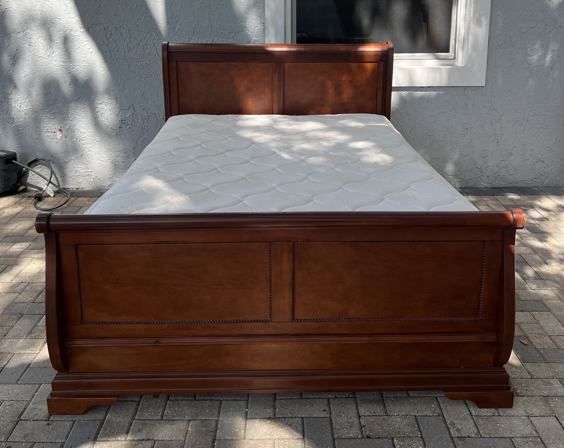 Queen size bed. In excellent condition, mattress and boxspring included. I can deliver for an additional cost.The price is $200.
