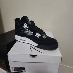 Air Jordan 4 White Thunder 