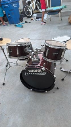 Child Ludwig Piece Drum Set w/Hardware & Cymbals