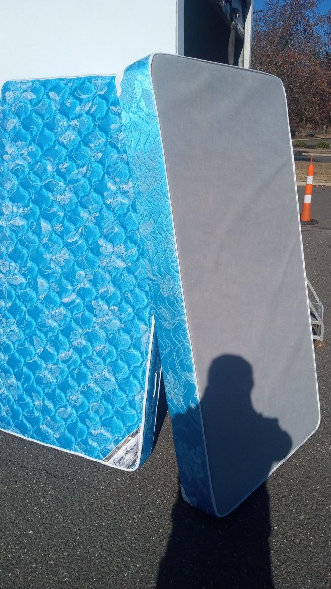 Twin Size Mattress es And Box Springs