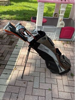 Mens matching acuity golf club set.  Complete right handed with golf bag