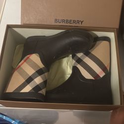 Burberry Boots. Size: 32 Kids