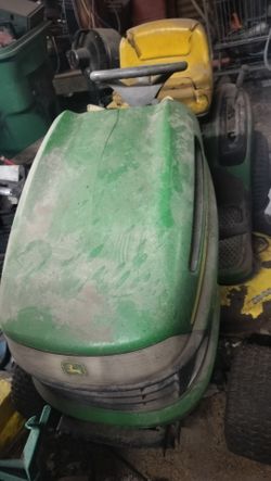 John Deere riding lawn mower for $200 as is it just needs battery and clean the carburetor