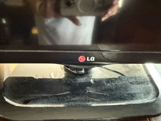 LG 32LN530B-UA, a 32-inch LED HDTV with LG remote