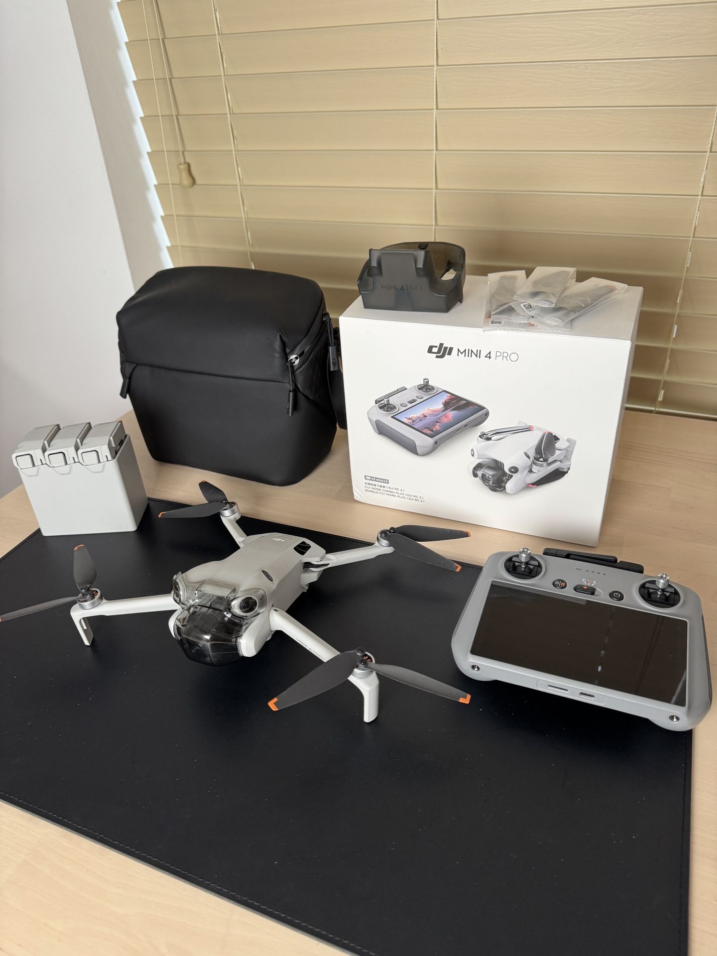 DJl Mini 4 Pro Fly More Combo Plus with RC 2 Controller