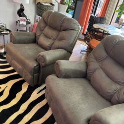 2 RECLINER CHAIRS