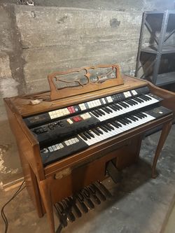 Wurlitzer Organ: works and free in Greenwood