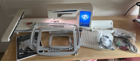 Husqvarna Viking Designer Diamond Royale Sewing and Embroidery Machine
