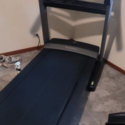 NORDICTRACK 2450 COMMERCIAL TREADMILL ( LIKE NEW & DELIVERY AVAILABLE TODAY)