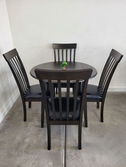 Round Table 4 Chairs Excellent Condition