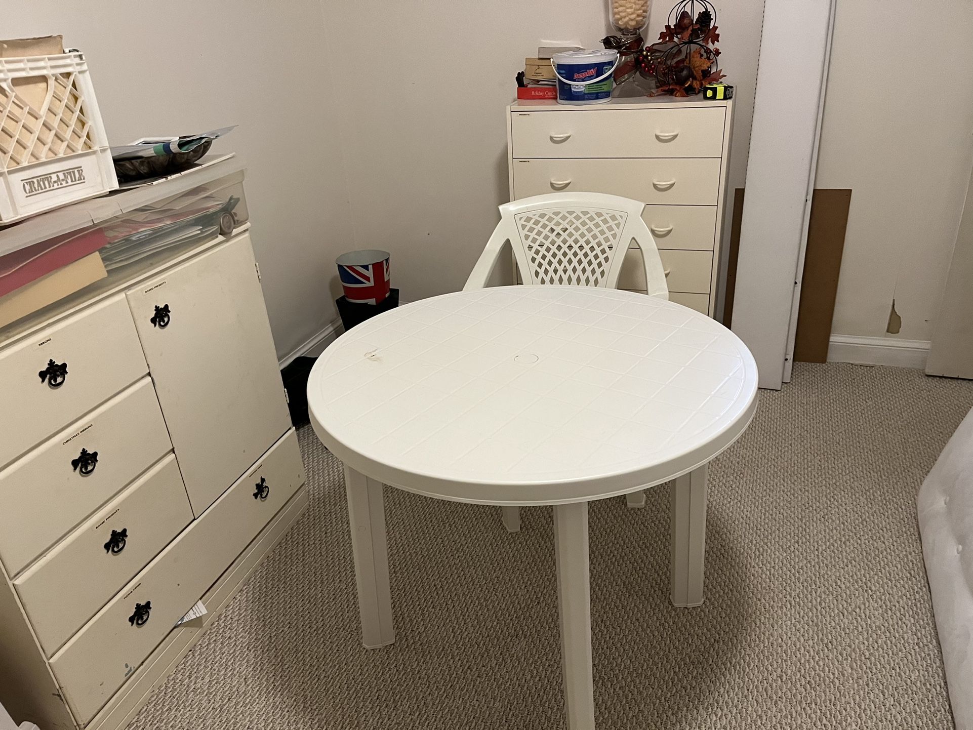 White Plastic  Table  And Chair 