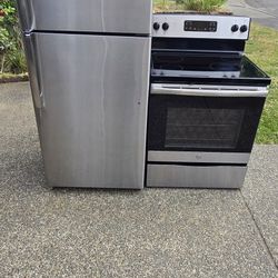 Set Of Ge Fridge Size 28w 29d 64h And Electric Stove 30w) I Can Help You With Free Delivery Within 10 Miles Distance 
